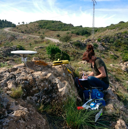 Instalación de equipo GNSS en una estación de campaña de la red de monitoreo geodésico de la ZCBO del proyecto GeoActiva.